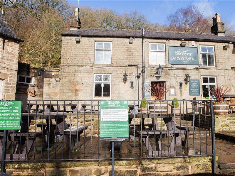 Oyo Ladybower Inn Bamford Exterior photo